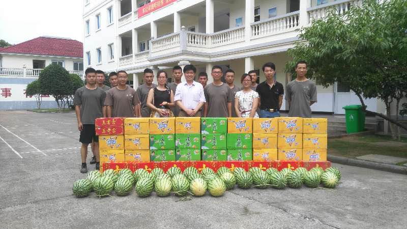連續(xù)擁軍18年，情系軍營(yíng)譜寫(xiě)軍民魚(yú)水情.jpg